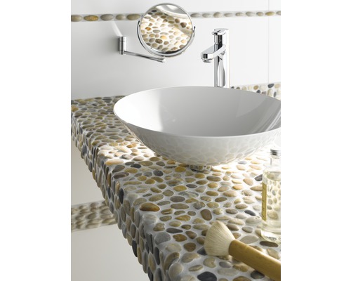 Badezimmerwaschtisch mit Flusskiesel-Mosaik, Aufsatzwaschbecken, Armatur und Kosmetikspiegel