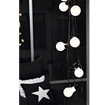 Guirlande lumineuse avec ampoules dans une pièce.
