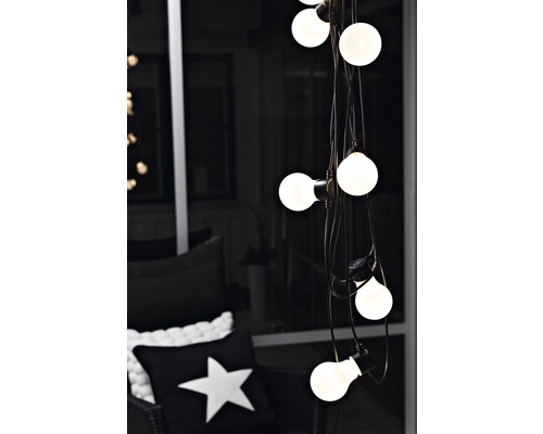 Guirlande lumineuse avec ampoules dans une pièce.