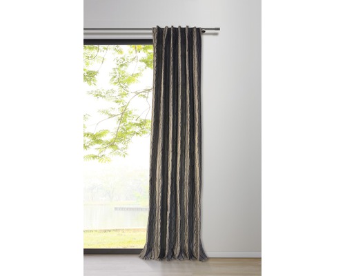 Gardine mit vertikalem Streifenmuster vor einem Fenster