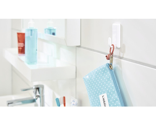 Vue de salle de bain avec crochet pour ranger les objets