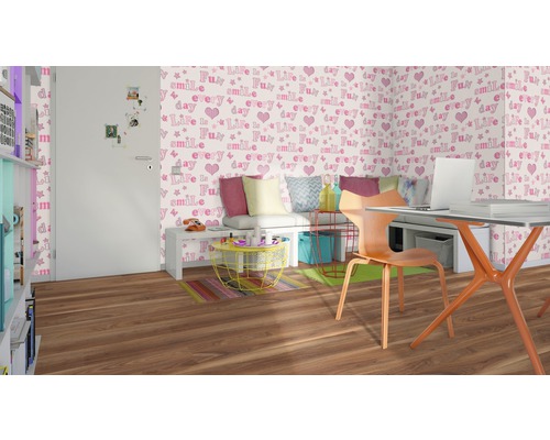 Pièce lumineuse avec bureau, chaise et papier peint décoratif
