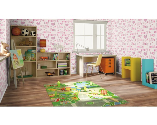 Chambre d''enfant avec bureau, étagère et tapis de jeu