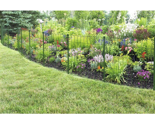 Clôture de jardin en fil métallique à côté d''un parterre de fleurs