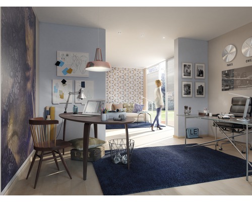 Bureau avec bureau, chaise, tapis et décorations dans un design lumineux et moderne.