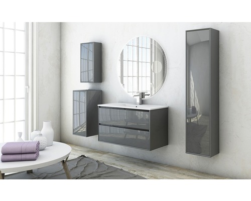 Salle de bains moderne avec lavabo, armoire de toilette et meubles hauts.