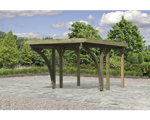 Carport en bois dans le jardin