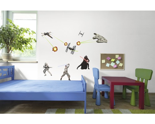 Chambre d''enfant avec autocollants muraux Star Wars, lit, table et chaises.