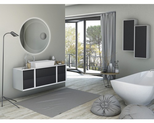 Salle de bain avec lavabo, miroir, baignoire et décoration dans un design clair