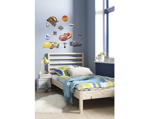 Chambre d''enfant avec lit et autocollants muraux Cars