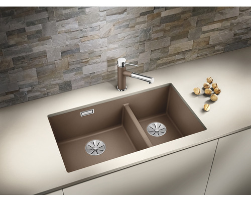 Évier de cuisine à deux bacs avec robinetterie et bondes sur un plan de travail