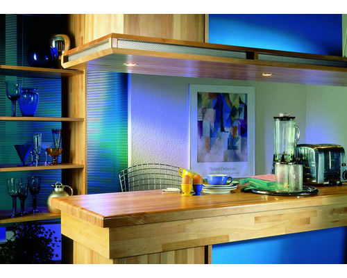 Kücheninterieur mit Holzelementen, Küchengeräten und Dekoration