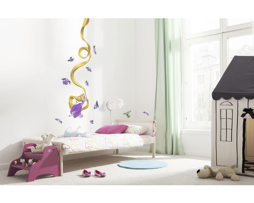 Chambre d''enfant lumineuse avec sticker mural Raiponce, lit et cabane de jeu