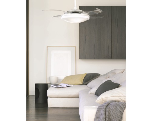 Salon avec ventilateur de plafond avec éclairage, canapé d''angle et décorations