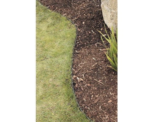 Bordure de gazon séparant la pelouse du paillis dans le jardin