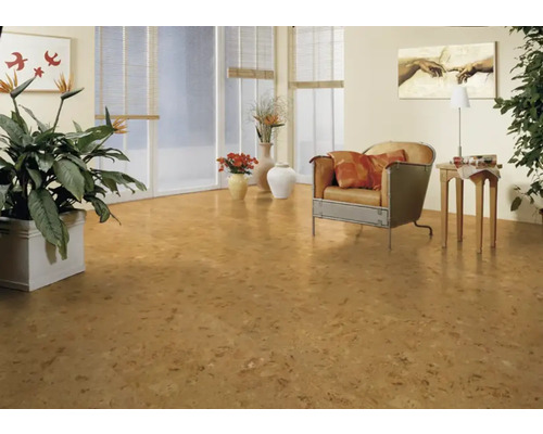 Heller Raum mit Korkboden, Sessel und Pflanzen