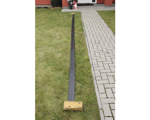 Long profilé en plastique rainuré sur une pelouse