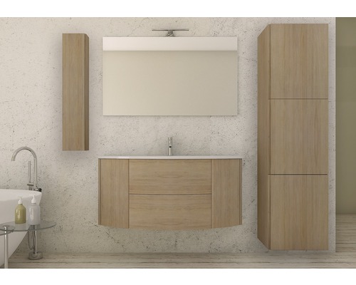 Badezimmer mit Waschtischunterschrank, Spiegelschrank und Hochschrank aus Holz