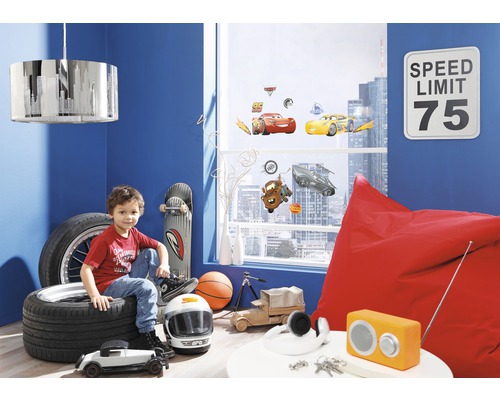 Chambre d''enfant avec des éléments de décoration, y compris des autocollants muraux, des pneus, un skateboard et un pouf