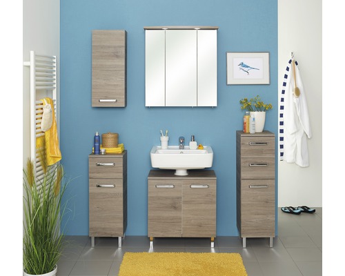 Helles Badezimmer mit Waschtisch, Spiegelschrank, Hängeschrank und Unterschränken