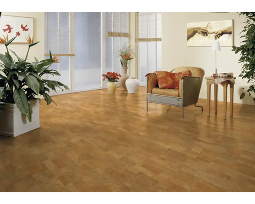 Wohnzimmer mit Korkboden, Sessel und Zimmerpflanzen für ein behagliches Ambiente