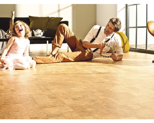 Vater und Tochter spielen auf einem Korkboden