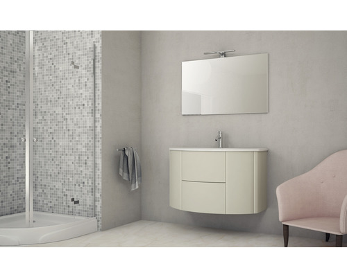 Salle de bains moderne avec douche, meuble sous-lavabo, miroir et fauteuil