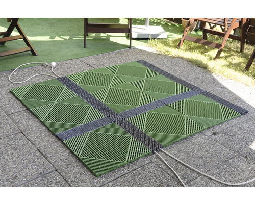 Quadratische, grüne Terrassenfliesen mit grauen Verbindungsstücken auf einem gepflasterten Untergrund im Aussenbereich