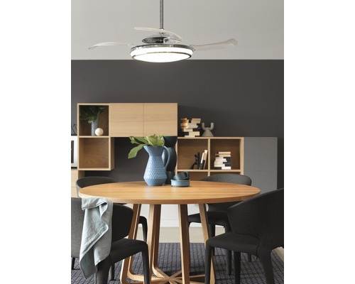 Esszimmer mit rundem Tisch, Stühlen und Deckenventilator mit Beleuchtung