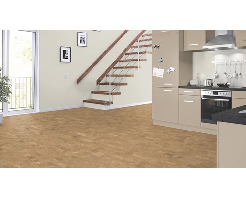 Helles Wohnzimmer mit Korkboden, Treppe und Einbauküche