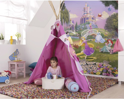 Kinderzimmer mit rosa Tipi, Teppich und Disney-Prinzessinnen Tapete