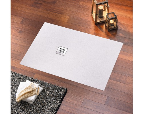 Rechteckige Duschwanne mit Abfluss auf Holzboden