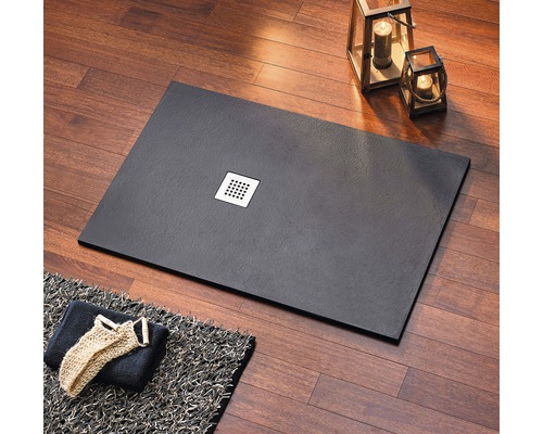 Rechteckige Duschwanne mit Abfluss in einem Badezimmer