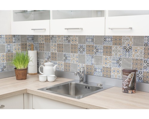 Évier de cuisine avec robinet et carreaux décoratifs au mur