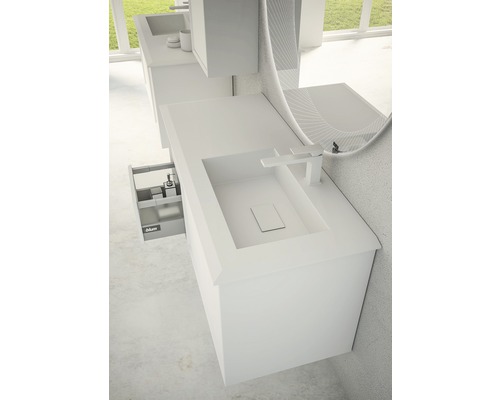 Salle de bain moderne avec lavabo, meuble sous-lavabo et miroir