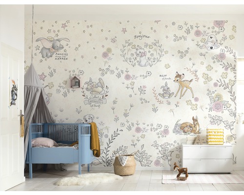 Chambre d''enfant avec papier peint à motifs Disney, lit de bébé et commode