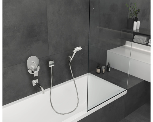 Salle de bains avec baignoire, robinetterie de douche et pare-éclaboussures