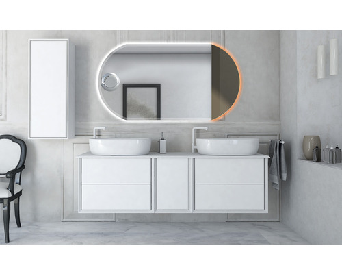 Badezimmer mit Doppelwaschtisch, Spiegel mit Beleuchtung und einem Hängeschrank