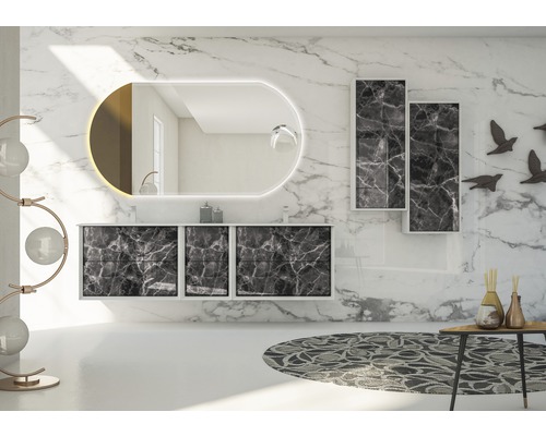 Modernes Badezimmer mit Waschtisch, Spiegel, Schränken und Marmoroptik