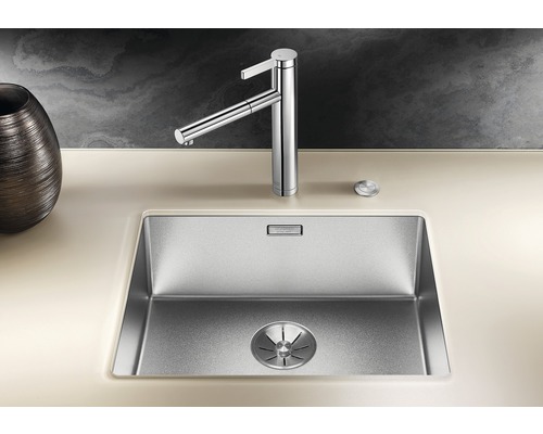 Évier en acier inoxydable avec robinet sur un plan de travail