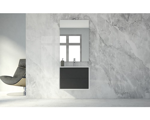 Salle de bains avec meuble sous-vasque, miroir et fauteuil
