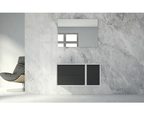 Salle de bain moderne avec meuble sous-lavabo, miroir et fauteuil