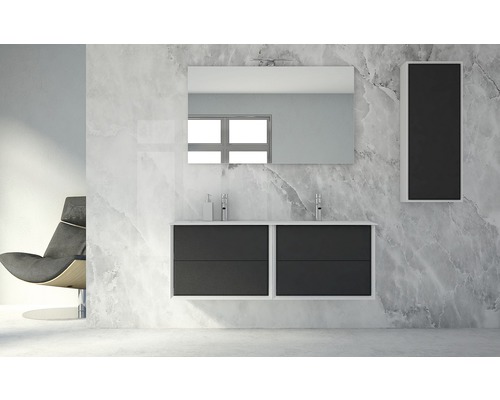 Salle de bains moderne avec meuble-lavabo double, miroir et armoire de toilette devant un mur en marbre