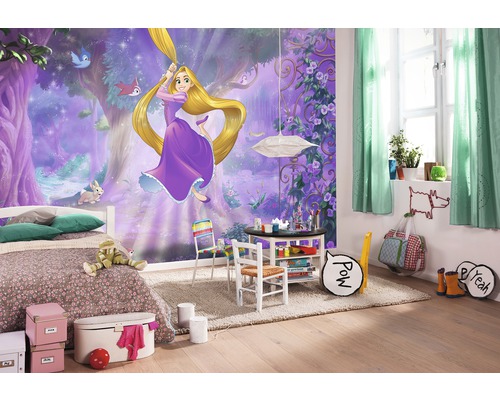 Kinderzimmer mit Wandbild von Rapunzel, Bett und Spieltisch