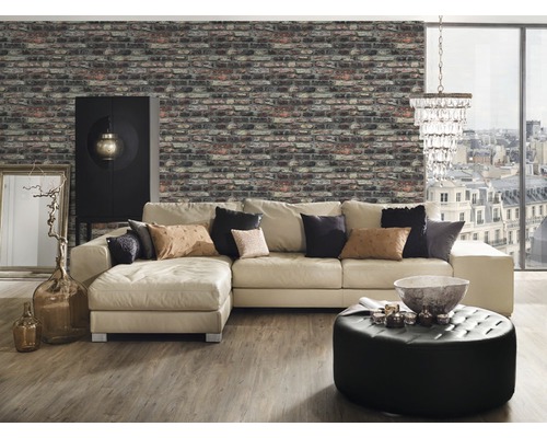 Wohnzimmer mit Ziegelwandtapete, Ecksofa, Ottomanen, Schrank und dekorativen Elementen für ein gemütliches Ambiente.
