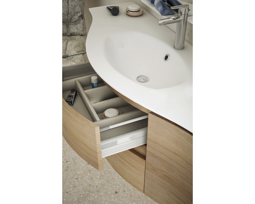 Meuble sous-lavabo avec tiroir ouvert et accessoires de salle de bain