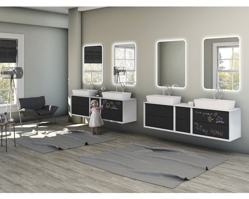 Salle de bain avec lavabos, miroirs et enfant jouant