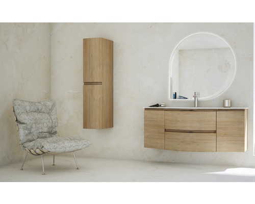 Salle de bain avec meuble-lavabo, miroir, armoire suspendue et fauteuil