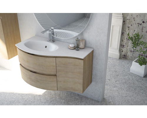 Salle de bains avec meuble sous-lavabo, lavabo et miroir