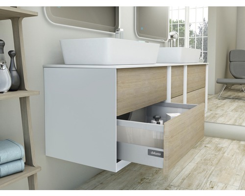 Badezimmer mit Waschtisch, Waschbecken und Schubladenelement mit offenem Schubfach